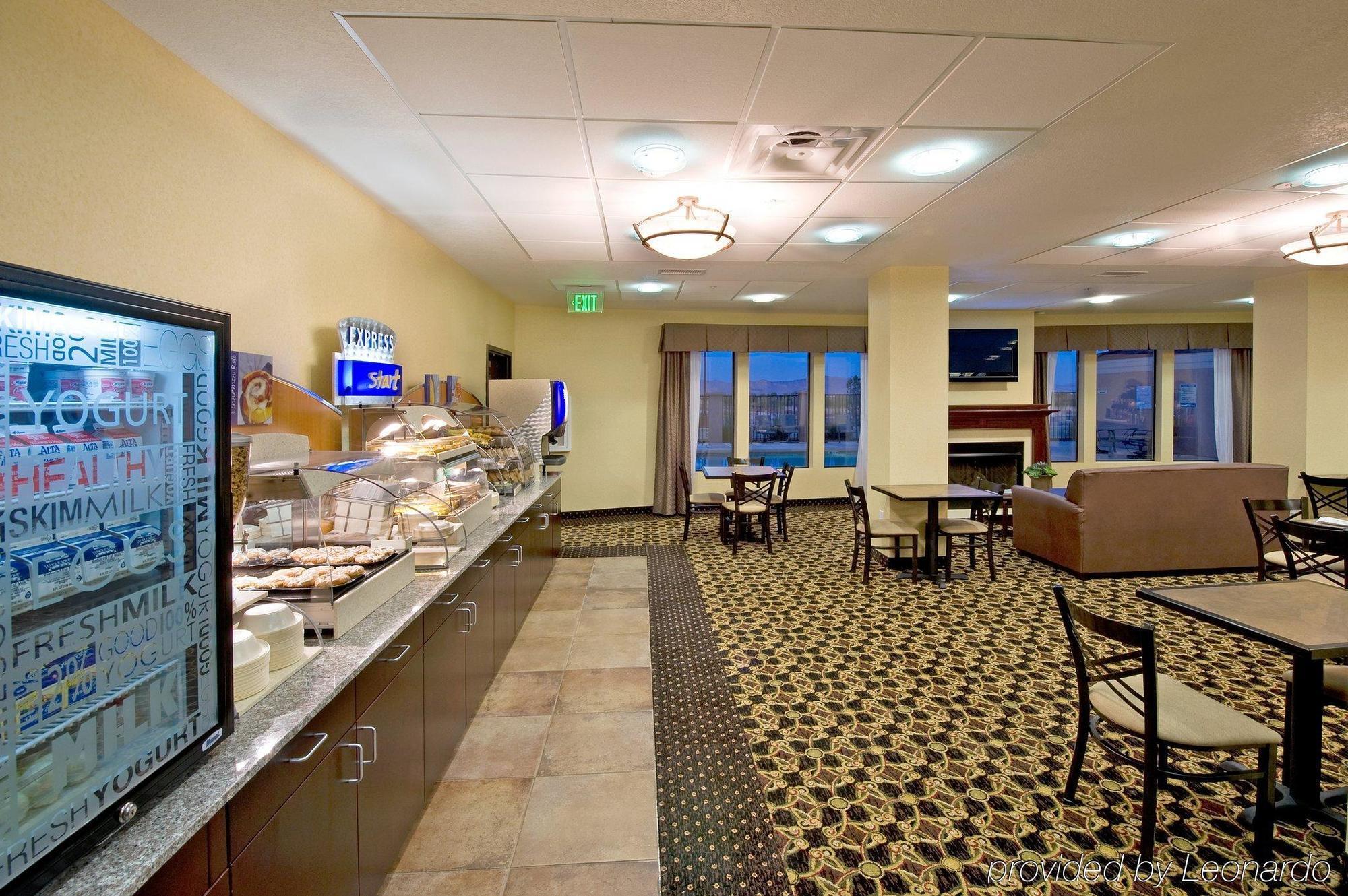 Holiday Inn Express & Suites Уилкокс Екстериор снимка